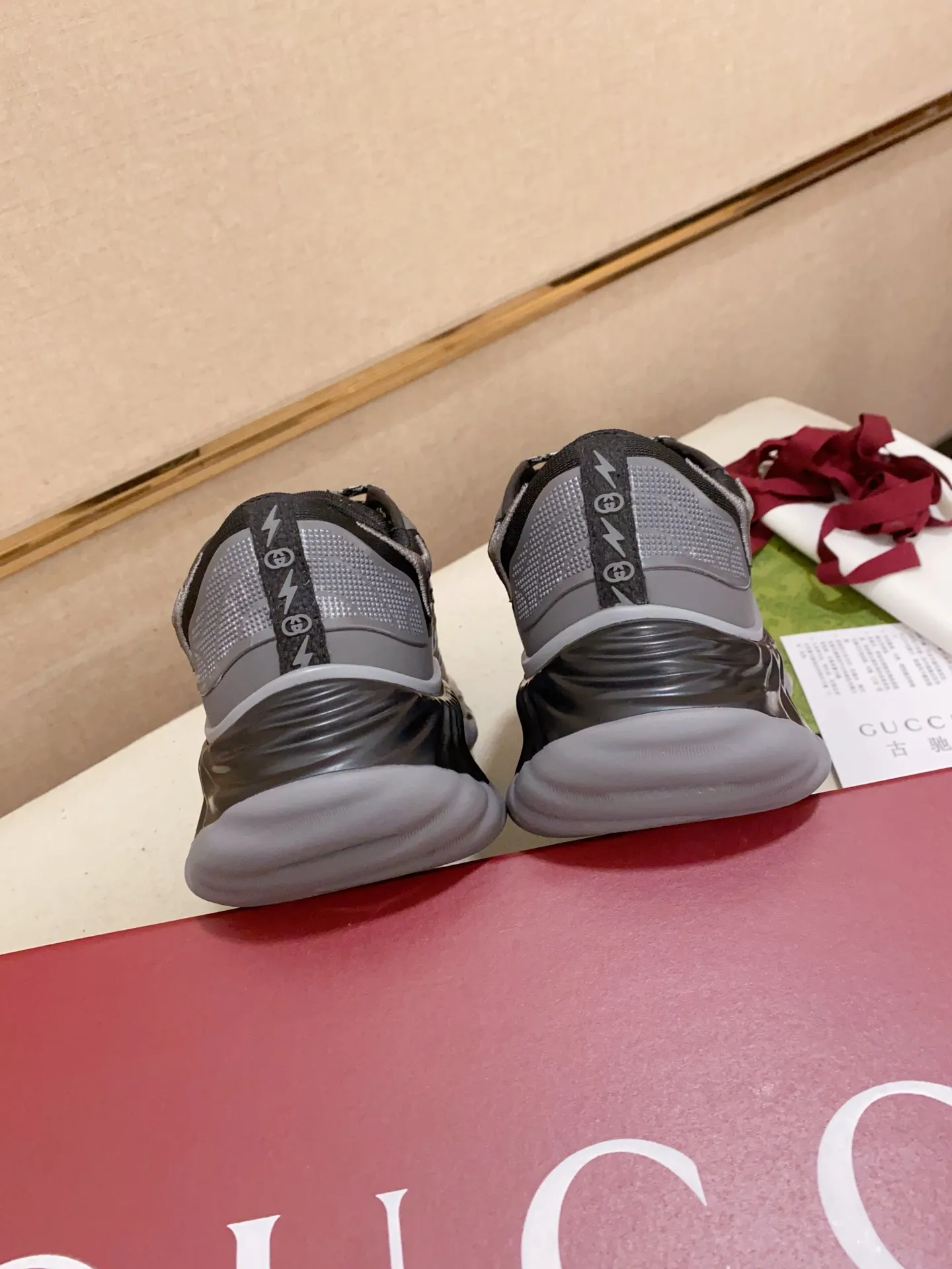 Men's shoes💰: 840💰High version of Gucci series couple's thick-soled sneakers! Gucci Gucci wave shoes Gucci's new designer has brought a new design, with a more comfortable foot feel and a new wave design. GUCCI's new Ripple wave shoes have an upper made of soft nappa leather and mesh. The foamed TPU midsole provides excellent comfort and feels like falling into the clouds. This new sports shoe adopts a thick-soled design, with a stitched leather upper and mesh, showing a full sense of technology. The two major brand logo details, the 3D-effect interlocking Double G leather patch and the Gucci letter metal hardware, inject a dazzling texture into the overall design. These shoes are crafted from silver metallic leather. Silver metallic leather, leather piping mesh details, Gucci lettering metal hardware, interlocking double G patch, lightweight rubber sole, top stitching and comes with a pair of shoelaces. Size: Women's 35-40 (can be customized to 34.41).        Male 39-44 (38.45 can be customized).